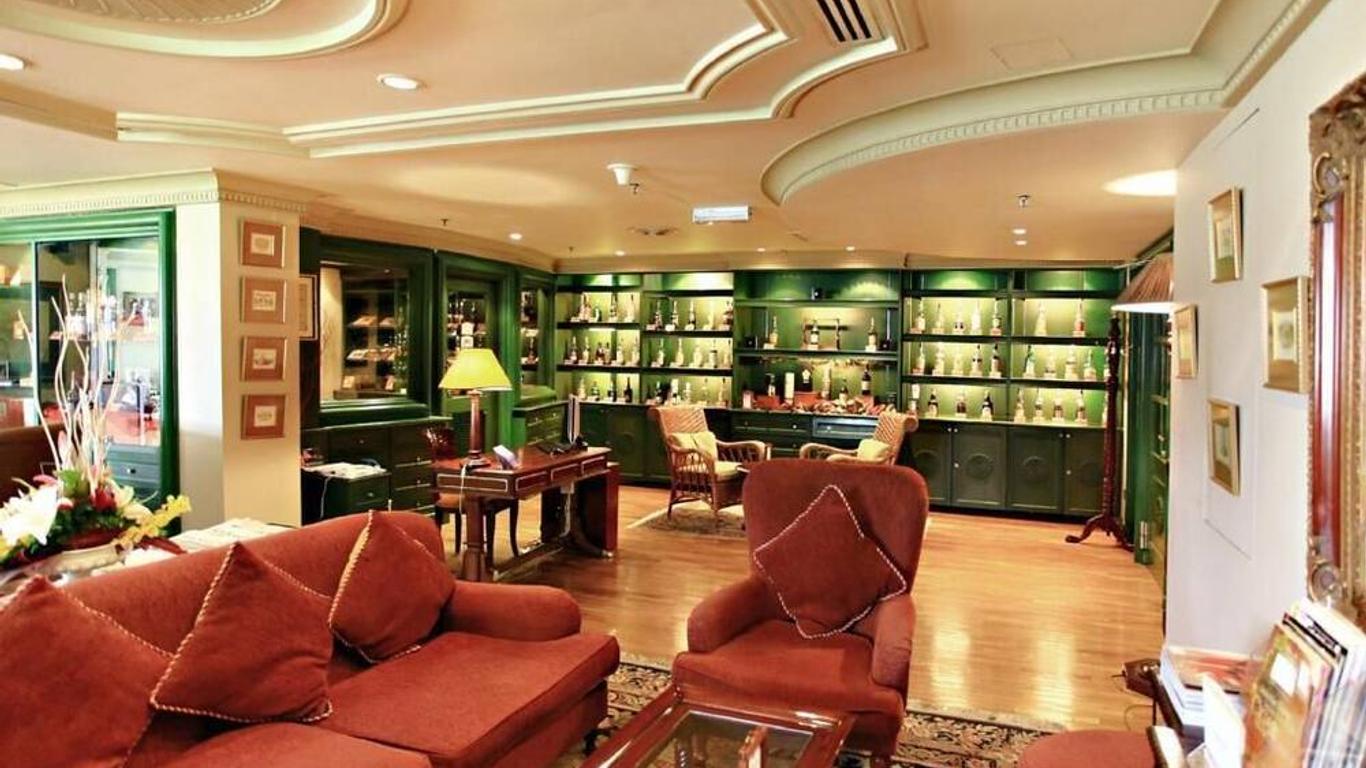 โรงแรมและห้องชุดเมอร์เดก้าพาเลซ