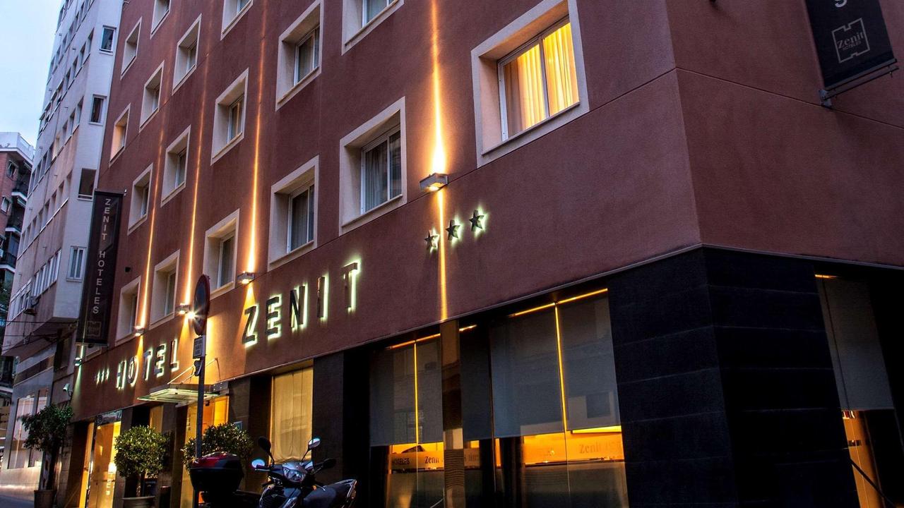 Hotel Zenit Malaga เริ่มต้นที่ ฿1,936 (฿̶5̶,̶0̶3̶3̶) โรงแรม มาลากา KAYAK Hotel Zenit Malaga เริ่มต้นที่ ฿1,936 (฿̶5̶,̶0̶3̶3̶) โรงแรม มาลากา KAYAK