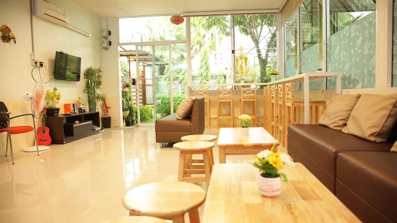 เฟรนด์ เฮาส์ รีสอร์ท