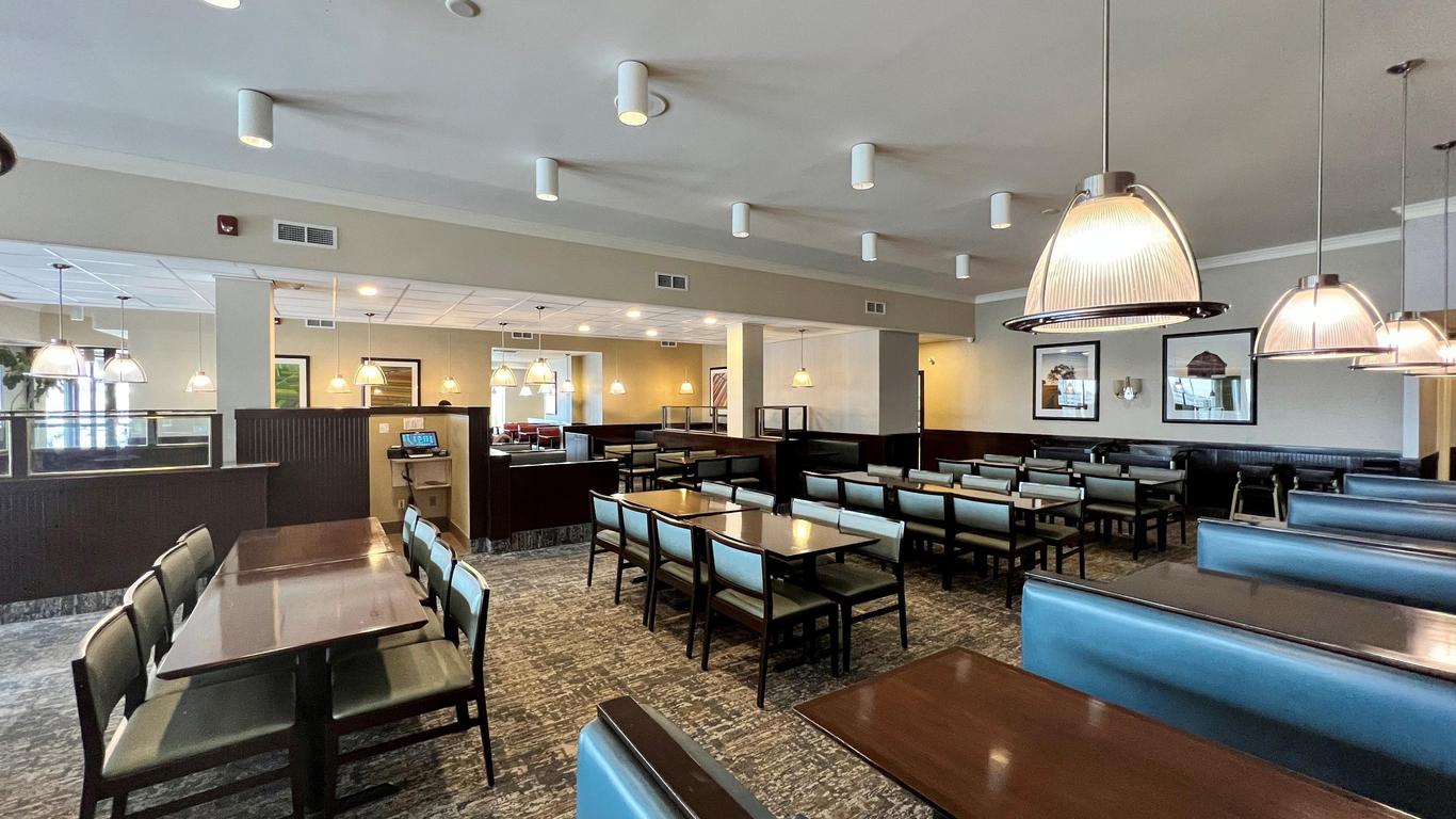 โรงแรม ฮอลิเดย์ อินน์ โตรอนโต แอร์พอร์ต อีสต์ บาย IHG