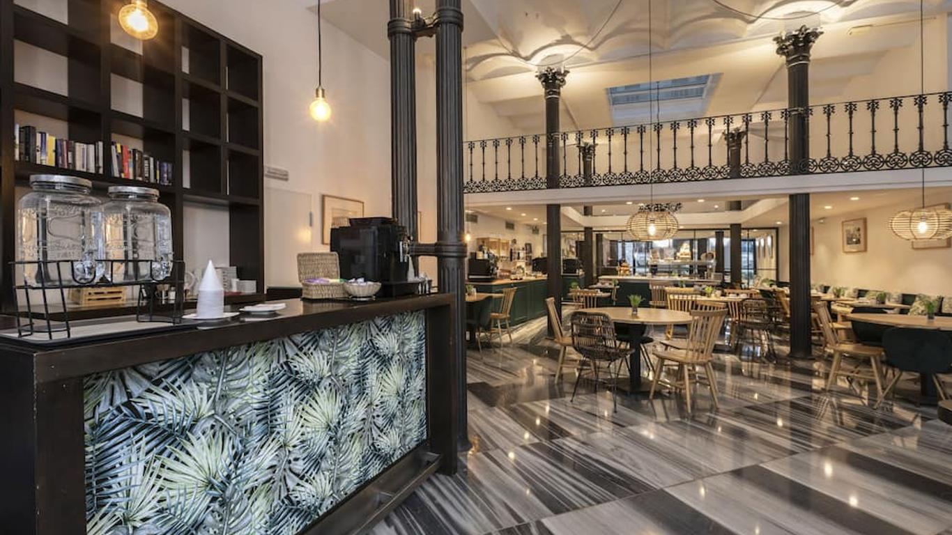 Petit Palace Plaza โรงแรมดีลาเรนา