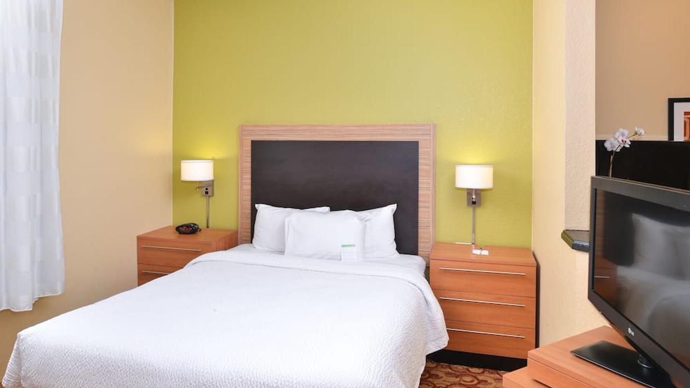 โรงแรม แคนเดิลวูด สวีทส์ ไมอามี โดรัล บาย IHG