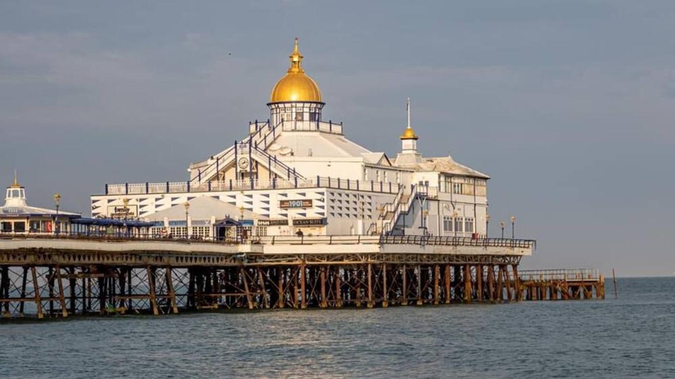 OYO Marine Parade Hotel, Eastbourne Pier โอวายโอ มารีน พาราเด โฮเทล, อีสต์บอร์น พิเออร์