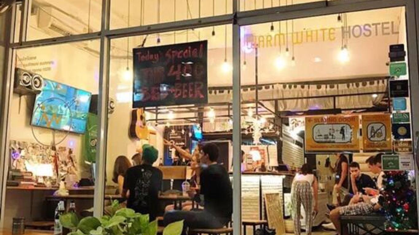 วอร์มไวท์โฮสเทล