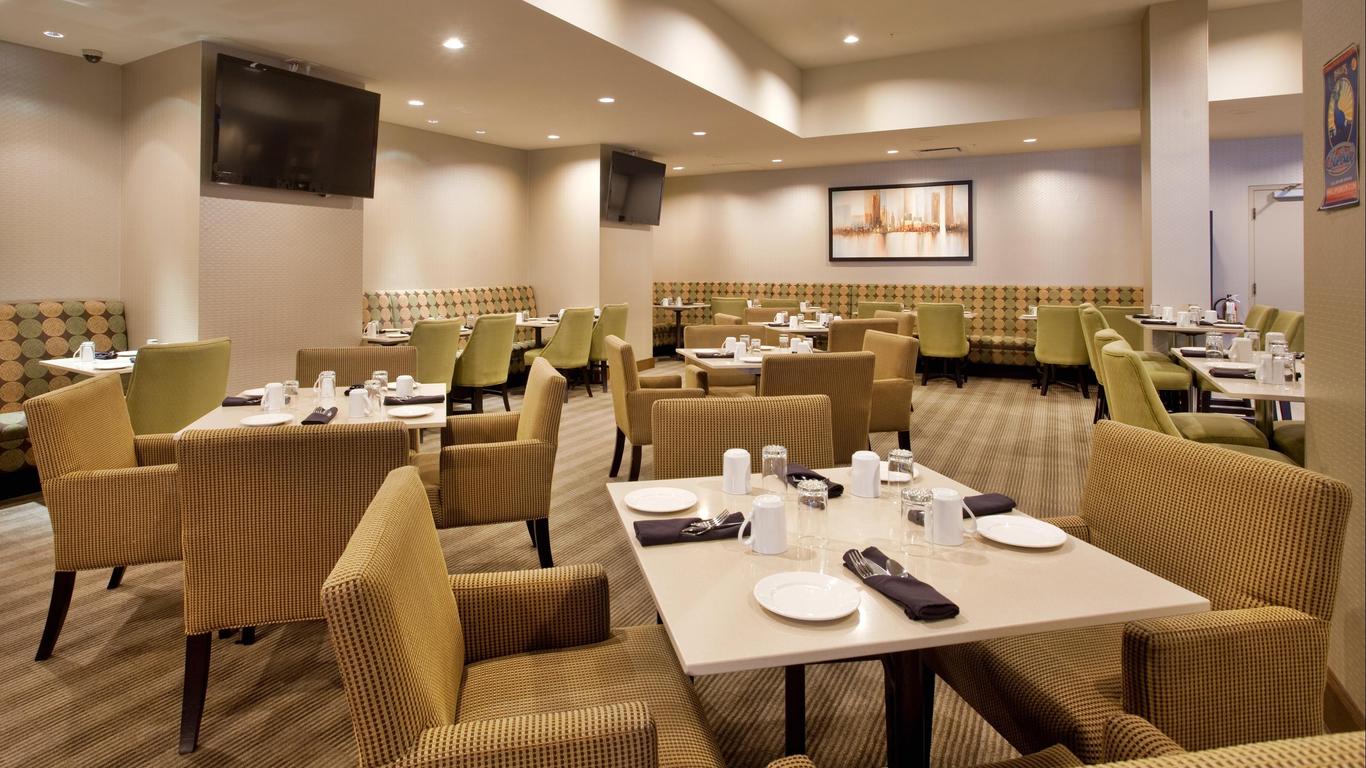 โรงแรม Holiday Inn Vancouver Centre บาย IHG