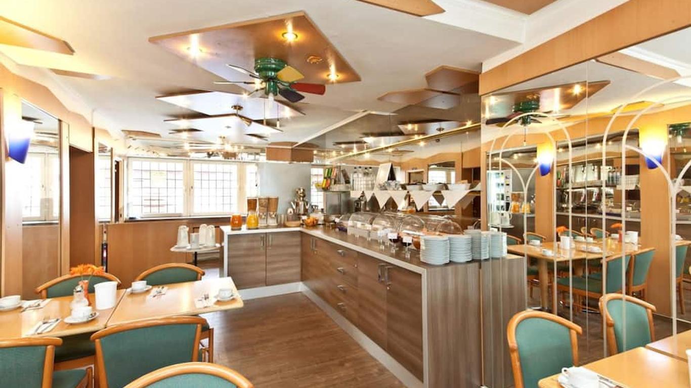 โรงแรมพรีมุส แฟรงก์เฟิร์ต ซาคเซินเฮาเซิน