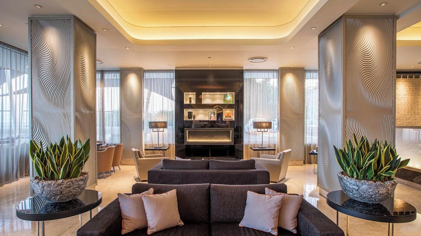 โรงแรม คราวน์ พลาซ่า ลีมาซอล บาย IHG