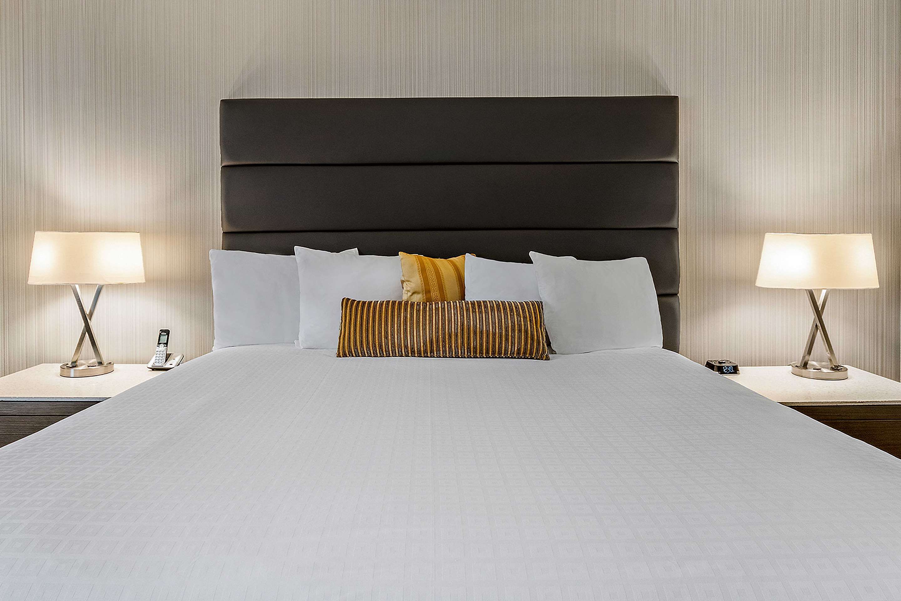 The Best Western Premier Calgary Plaza Hotel เริ่มต้นที่ ฿2,439 (฿̶1̶0̶