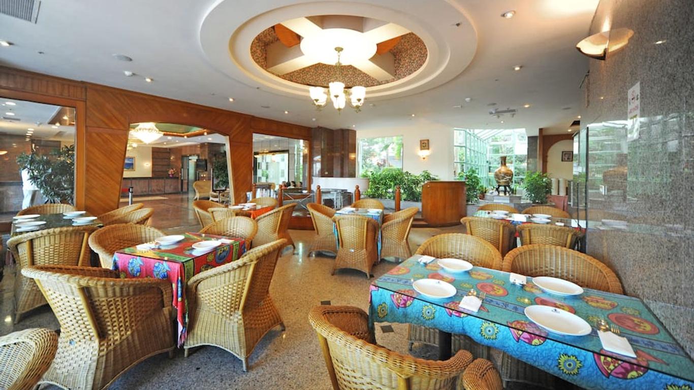 โรงแรมเขิ่นติงฮอลิเดย์