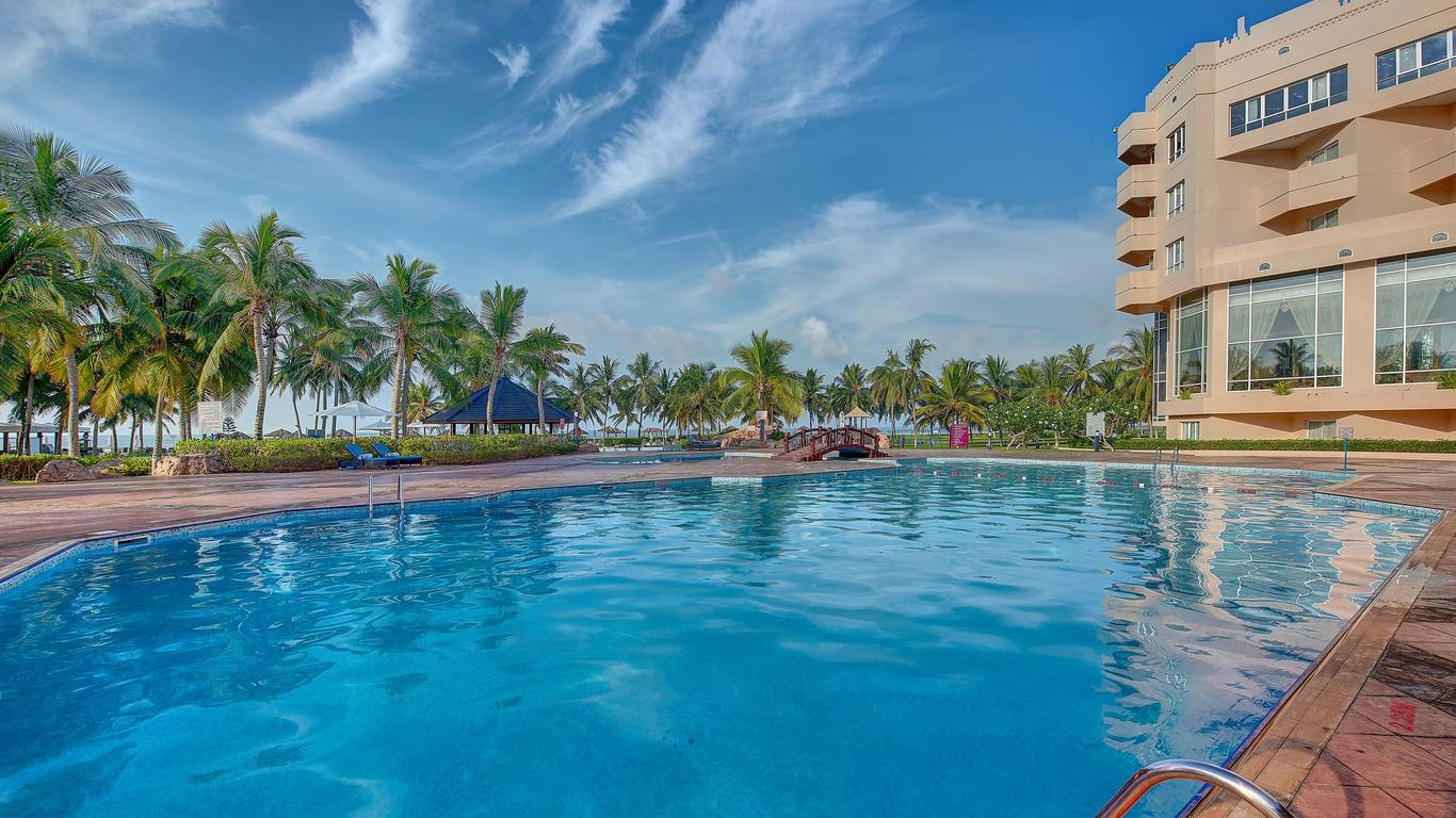 โรงแรม คราวน์ พลาซ่า รีสอร์ต ซาลาลาห์ บาย IHG