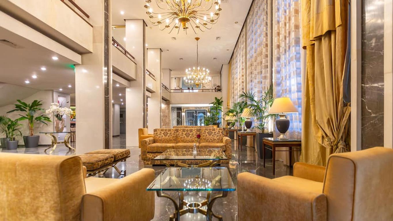 โรงแรมอิลิเซีย เอเทนส์