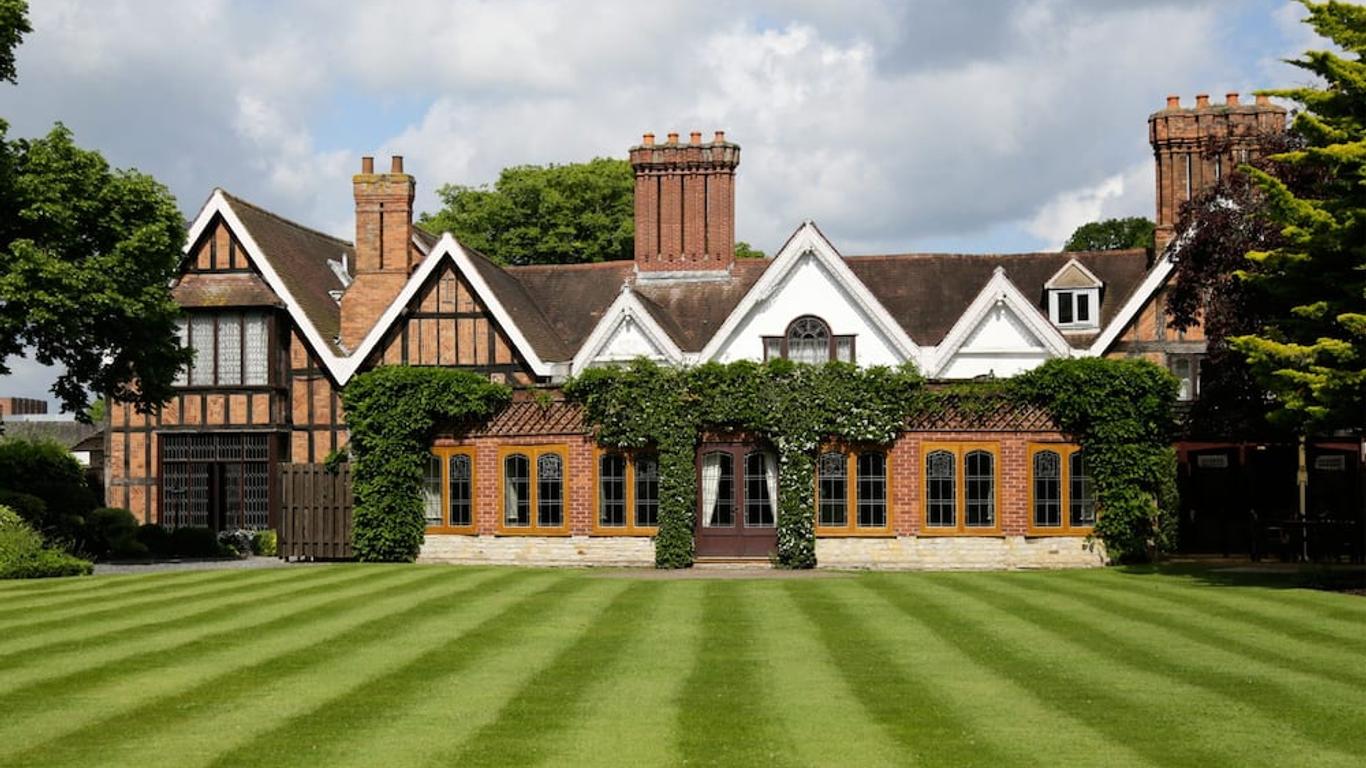 โรงแรมและสปา Macdonald Alveston Manor