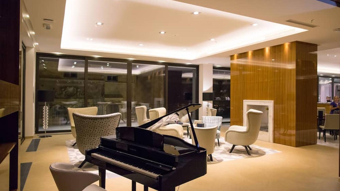 โรงแรม Amadria Park Royal