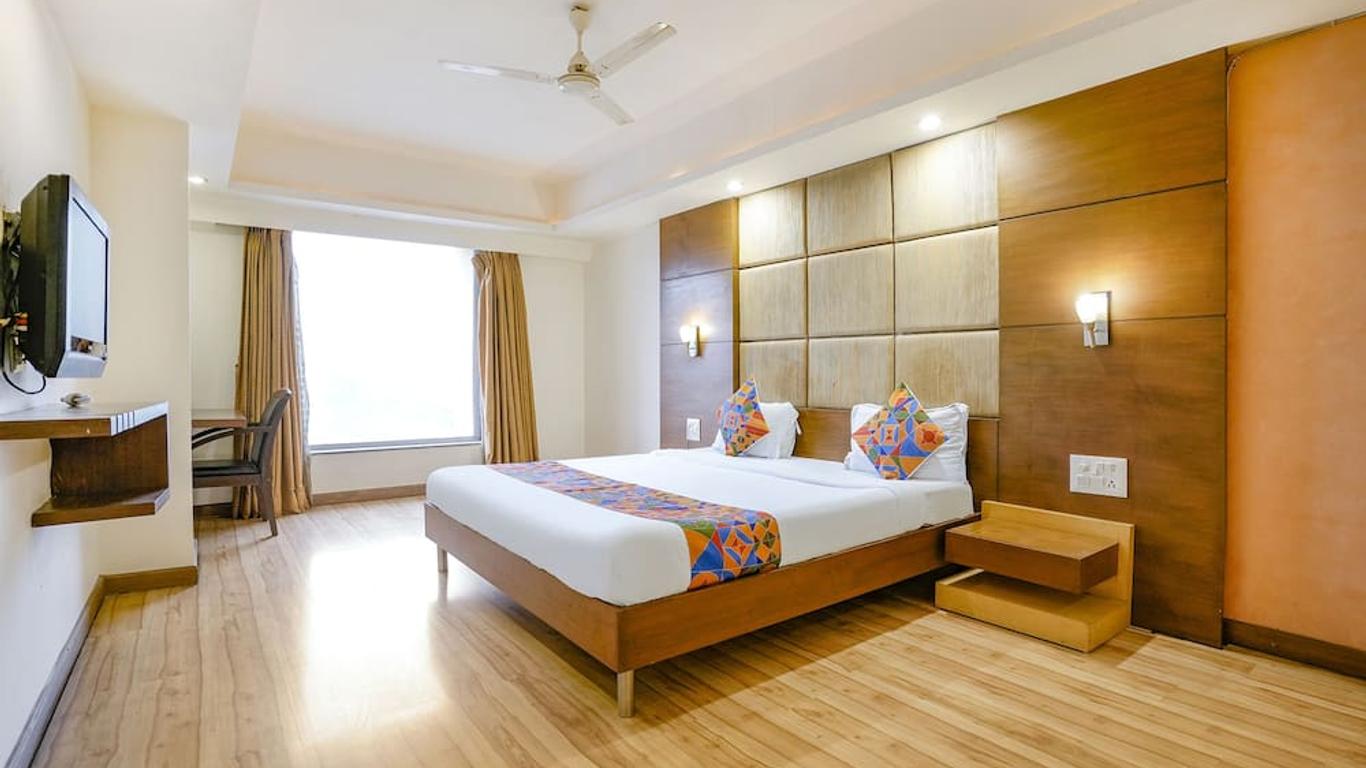 Fabhotel Cambay Sapphire แปลว่า ฟาบโฮเทล คัมเบย์ แซฟไฟร์
