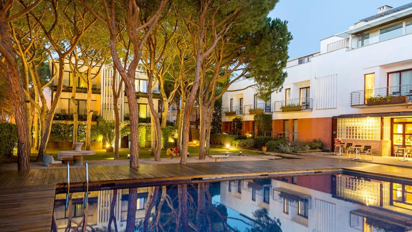 โรงแรมเอ็นเอ็ม สวีทส์ โดย Escampa Hotels