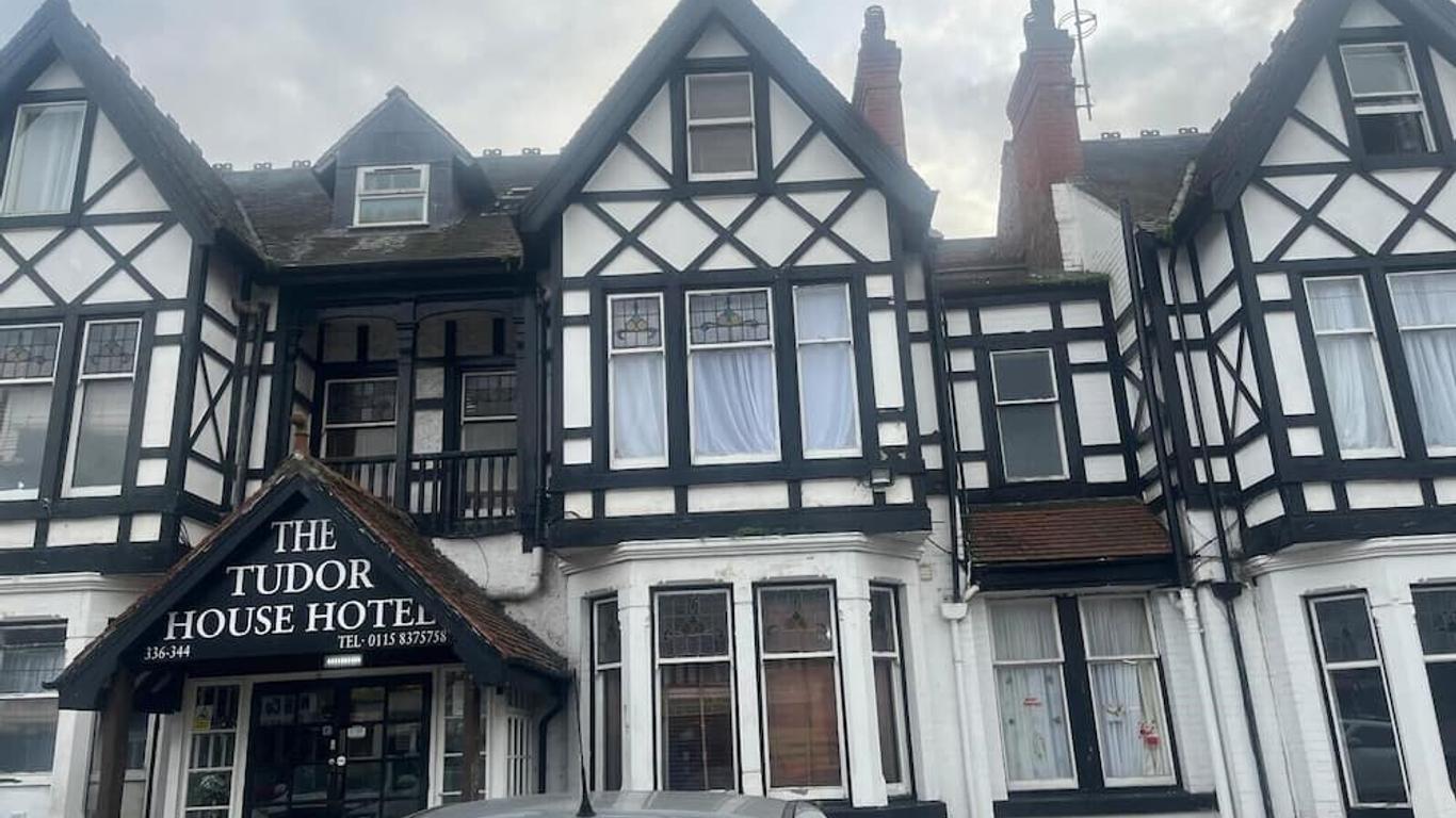 Tudor House Hotel โรงแรม ทิวดอร์ เฮาส์