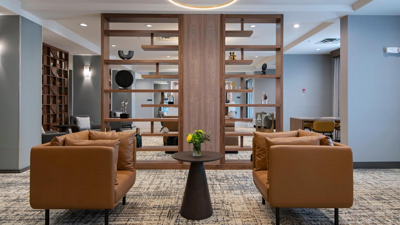 โรงแรม ฮอลิเดย์ อินน์ โฮเทล แอนด์ สวีทส์ แคมลูปส์ บาย IHG