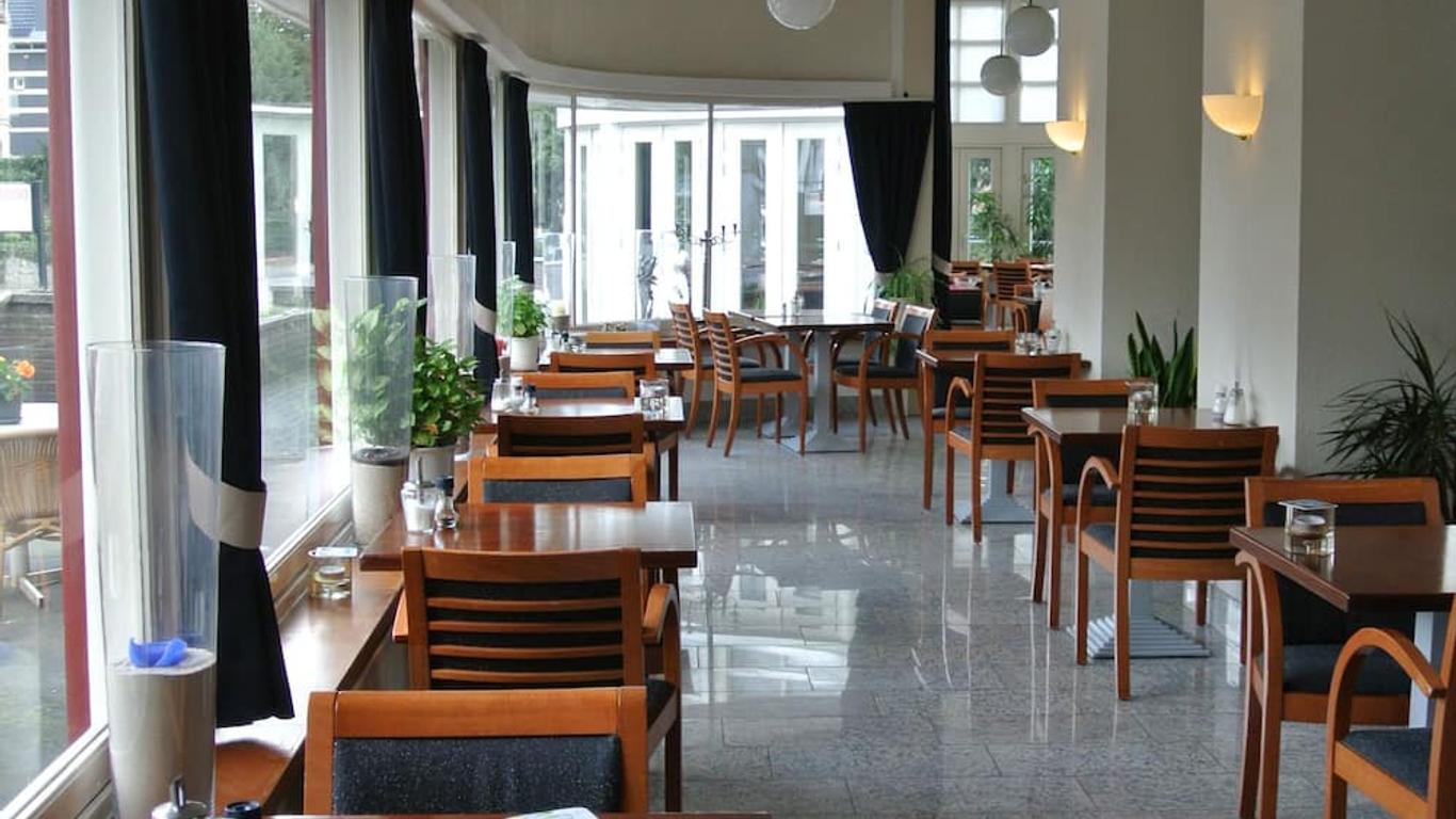 โรงแรม 2000