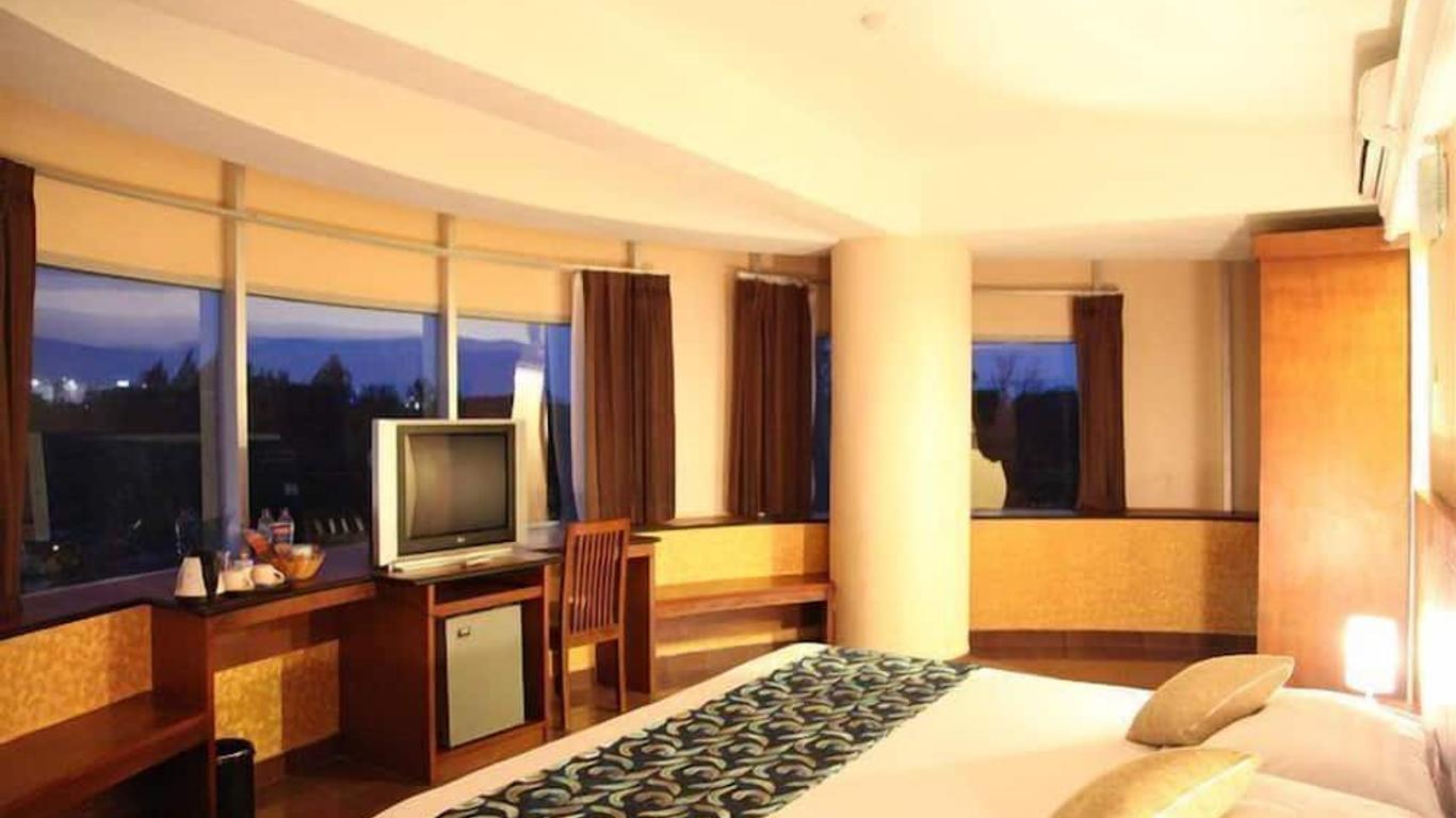 โรงแรมโอวัล สุราบายา