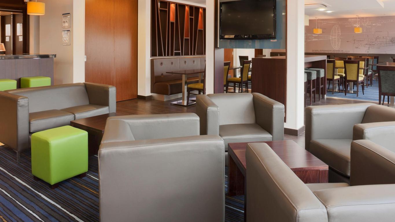 โรงแรม Holiday Inn Express Cambridge-Duxford M11, Jct.10, โรงแรม IHG