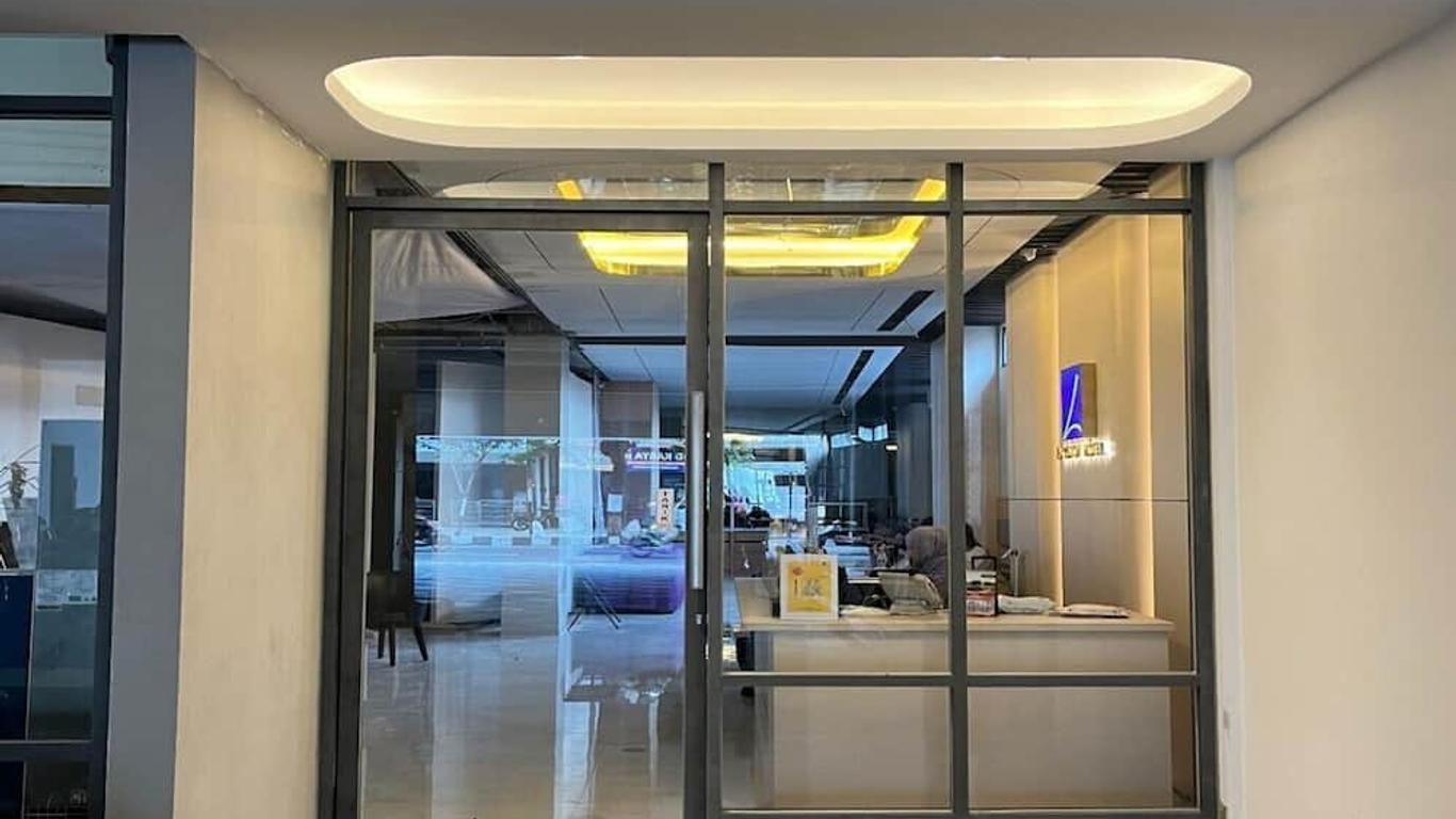 โรงแรมแลกซ์ตัน บายฟรอนท์วัน