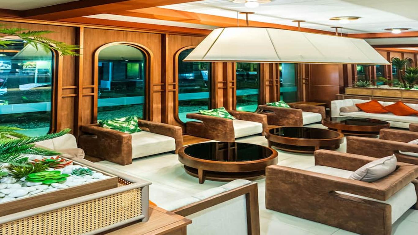 โรงแรมเอวัน เดอะรอยัลครูซ