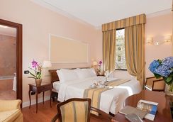โรงแรมแอมบาสเชียโทริ พาเลซ - โรม - ห้องนอน